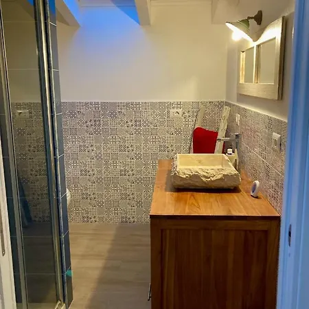 Seaview Apt 5min Walk From The Port! شقة